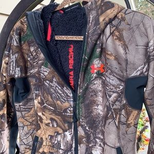 Under Armour Camouflage Fuzzy Zip Up Jacket w/ Hoodie with pockets